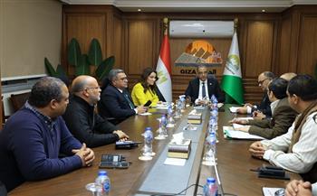 محافظ الجيزة يعقد لقاءً للوقوف علي خطط العمل بحي جنوب وتقييم الأداء 