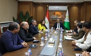 محافظ الجيزة يعقد لقاءً للوقوف علي خطط العمل بحي جنوب وتقييم الأداء 