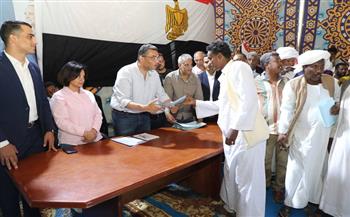 محافظ البحر الأحمر يسلم عقود بديل العشوائيات لأهالي حلايب: خطوة نحو حياة كريمة وتنمية شاملة