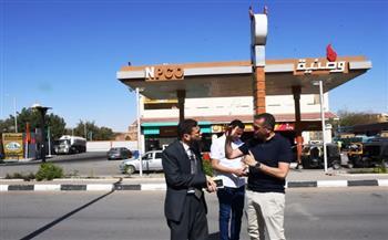 محافظ أسوان يفاجئ محطات الوقود ويؤكد: لا نقص في المواد البترولية