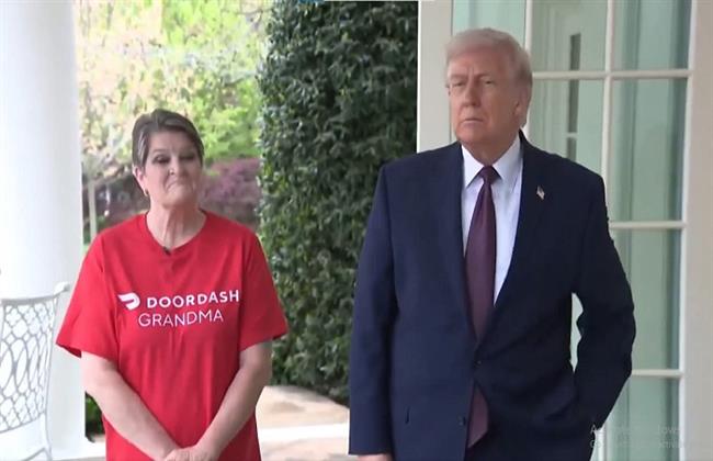 ترامب يستغل موقف مفاجئ ويمنح عاملة دليفري بقشيش 100 دولار للترويج لقانون جديد