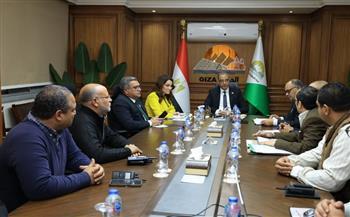 محافظ الجيزة يعقد لقاءً للوقوف علي خطط العمل بحي جنوب وتقييم الأداء 