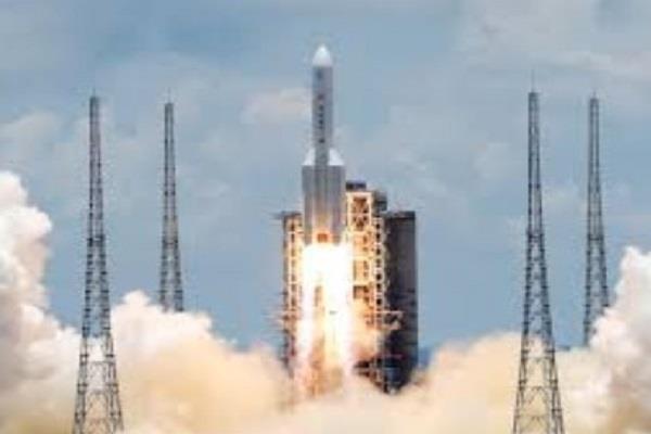 الصين تطلق صاروخا حاملا لإرسال ثمانية أقمار اصطناعية إلى الفضاء