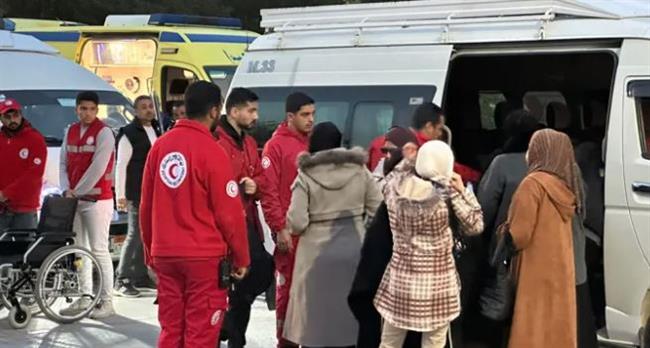 معبر رفح يستقبل دفعة جديدة من المصابين القادمين من غزة لتلقي العلاج داخل مصر