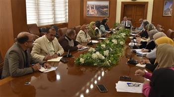 محافظ بورسعيد يتابع سير العمل بمشروعات تطوير البنية التحتية للمساكن والطرق والميادين