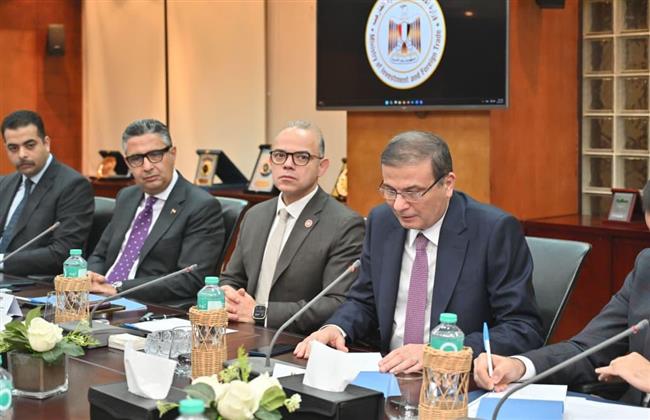 وزير الاستثمار: مشاورات بشأن البدء بميكنة وتنظيم تداول سلع السكر والبليت والقطن عبر البورصة السلعية 