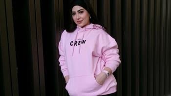 بوسي بإطلالة كاجوال أنيقة بالوردي والأسود وتخطف الأنظار على إنستجرام  