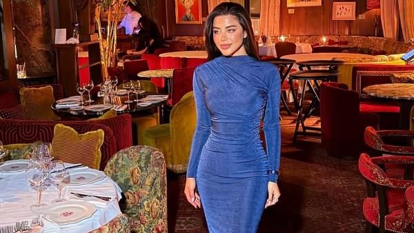 يارا السكري تتألق بإطلالة أنيقة باللون الأزرق   