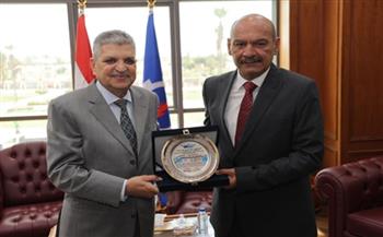 الفريق أسامة ربيع يبحث سبل التعاون مع محافظ السويس