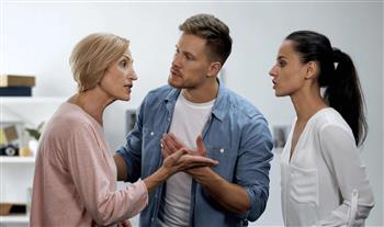 للزوجات.. أسباب مؤلمة تفسر تحول بعض الأمهات إلى حموات سامات