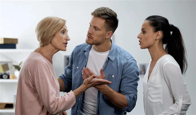 للزوجات.. أسباب مؤلمة تفسر تحول بعض الأمهات إلى حموات سامات