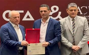 بعد أزمته مع الأهلي.. اتحاد الكرة يكرم محمود وفا ويمنحه الشارة الدولية