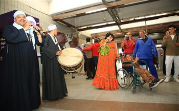 بعروض الغناء والمزمار والفلكلور الصعيدي.. احتفالية فنية داخل مترو جامعة القاهرة تُبهج الركاب