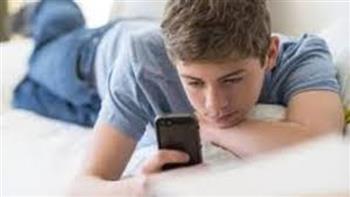 ماذا يكشف استخدام الهاتف الذكي عن الحالة النفسية لدى المراهقين؟.. دراسة توضح 