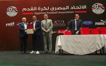 بعد اعتمادهم من الفيفا.. أبوريدة يسلم الشارة الدولية للحكام