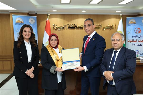 محافظ الجيزة يُكرِّم عددا من الأمهات المثاليات ويشيد بدورهن في بناء الأجيال 