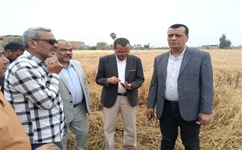 وكيل تعليم سوهاج يتابع استعدادات حصاد القمح بمزرعة الثانوية الزراعية