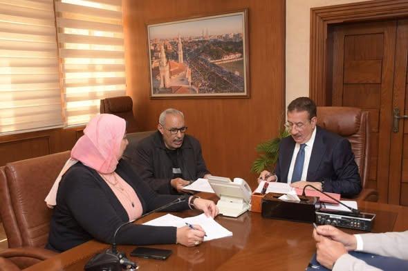 محافظ بورسعيد يلتقي بالمواطنين للاستماع إلى مطالبهم ويوجه الأجهزة المختصة بسرعة اتخاذ الإجراءات اللازمة 