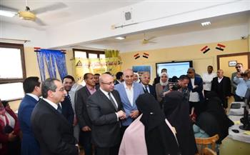 محافظ الفيوم يتفقد أعمال تدريب أساسيات التحول الرقمي ويسلم الشهادات للمتحررين من الأمية