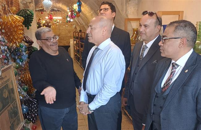 محافظ القاهرة يزور "شيخ القزازين" ويبحث إنشاء مدرسة متخصصة للحفاظ على صناعة الزجاج التراثى