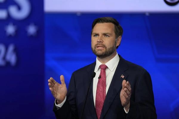 نائب الرئيس الأمريكي يدعو بابا الفاتيكان إلى "الحذر" عند الحديث في المسائل الدينية 