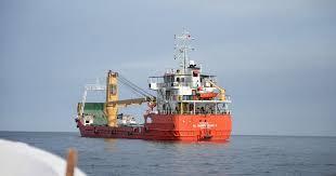 نيويورك تايمز: تباطؤ وتوقف سفن مرتبطة بإيران مع بدء تنفيذ الحصار البحري الأمريكي 