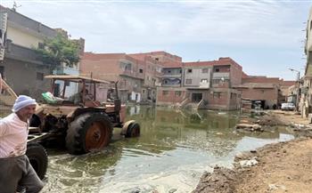 محافظ الفيوم يتابع أعمال كسح تراكمات المياه بقرية السنباط 
