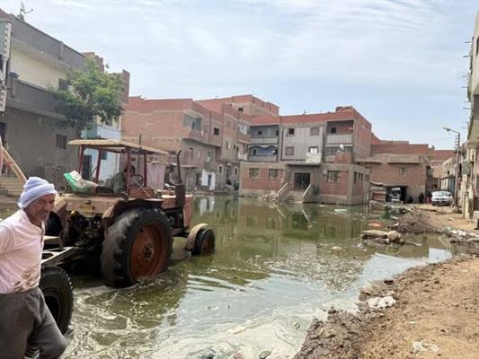 محافظ الفيوم يتابع أعمال كسح تراكمات المياه بقرية السنباط 
