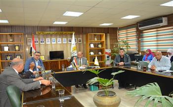 لجنة تطوير الحرم الجامعي بجامعة أسيوط تُناقش تعزيز الهوية البصرية وخطط الاستدامة