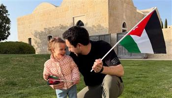 الأمير الحسين يحتفل مع ابنته إيمان بيوم العلم الأردني