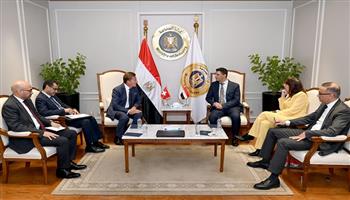 وزير الصناعة يبحث مع سفير سويسرا تعزيز التعاون للوصول إلى شراكة صناعية شاملة