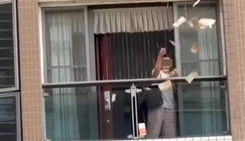 السماء تمطر مليون دولار.. صينية ترمي ثروتها من شرفة المنزل