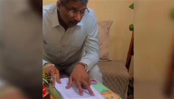  فيديو يخطف القلوب.. فرحة أب بخطاب تعيين ابنه في شركة أمازون