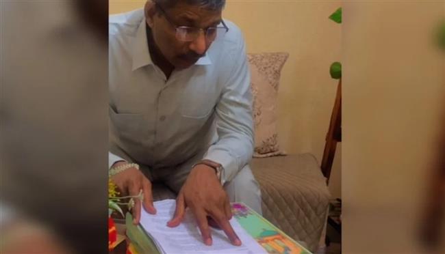  فيديو يخطف القلوب.. فرحة أب بخطاب تعيين ابنه في شركة أمازون