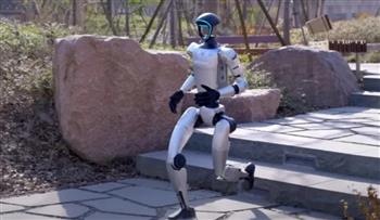 لسبب غريب.. روبوت بشري يطارد الحيوانات في شوارع بولندا