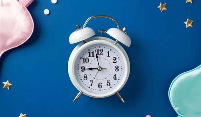 مع تغيير التوقيت الصيفي.. خطوات سهلة لضبط نومك والالتزام به