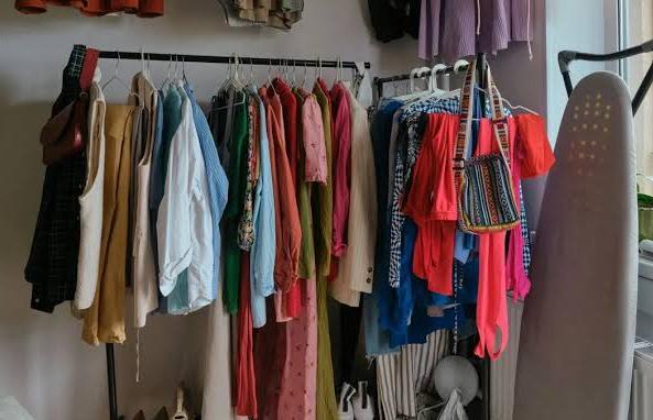 لتجديد إطلالتك من خزانة ملابسك الحالية.. اتبعي تلك الطرق