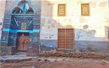  يزيد عمره على 200 عام ..   «الكاشف».. مسجد عتيق يضيء «عاصمة الصعيد»