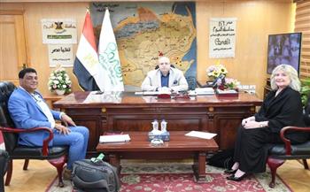 محافظ الفيوم يبحث آليات تمكين المرأة وتدريب الكوادر المجتمعية ومكافحة الكلاب الضالة  