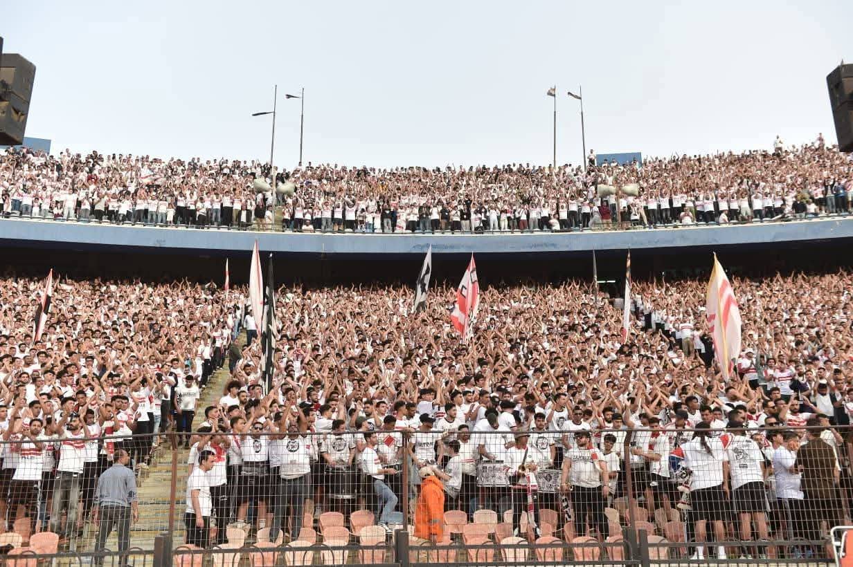 الكونفدرالية الأفريقية.. جماهير الزمالك تشعل الاستاد وتطالب اللاعبين باللقب 