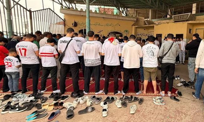 الكونفدرالية الأفريقية.. جمهور الزمالك يؤدي الصلاة قبل التوجه لاستاد القاهرة  