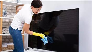 بمكونين فقط.. أفضل طريقة لتنظيف شاشة التلفزيون دون مواد قاسية