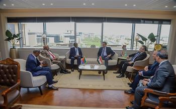 وزير الزراعة يبحث مع وفد إريتري تعزيز الشراكة في القطاع الزراعي 