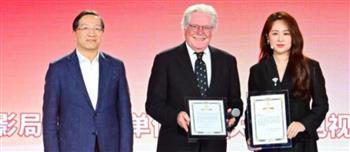 تكريم حسين فهمي  في كرنفال ثقافة السينما بالصين