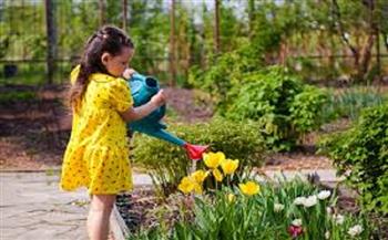 في فصل الربيع.. آثار إيجابية يكتسبها طفلك من اهتمامه بالزهور والورود