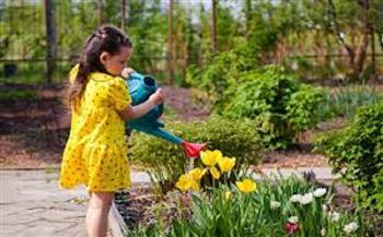 في فصل الربيع.. آثار إيجابية يكتسبها طفلك من اهتمامه بالزهور والورود