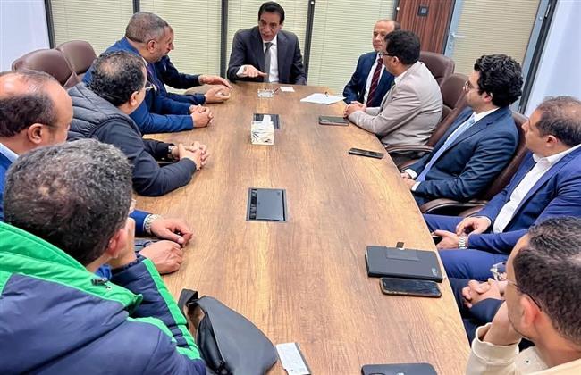 مساعد وزير الخارجية للشئون القنصلية يلتقي أعضاء الجالية المصرية في مدينة بنغازي الليبية