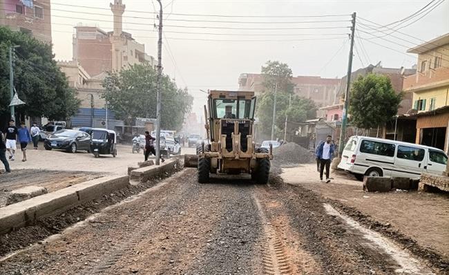 محافظ الجيزة يتابع جهود تمهيد وتسوية الطرق بمركزي منشأة القناطر والعياط 