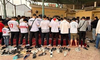 الكونفدرالية الأفريقية.. جمهور الزمالك يؤدي الصلاة قبل التوجه لاستاد القاهرة