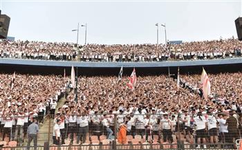 الكونفدرالية الأفريقية.. جماهير الزمالك تشعل الاستاد وتطالب اللاعبين باللقب